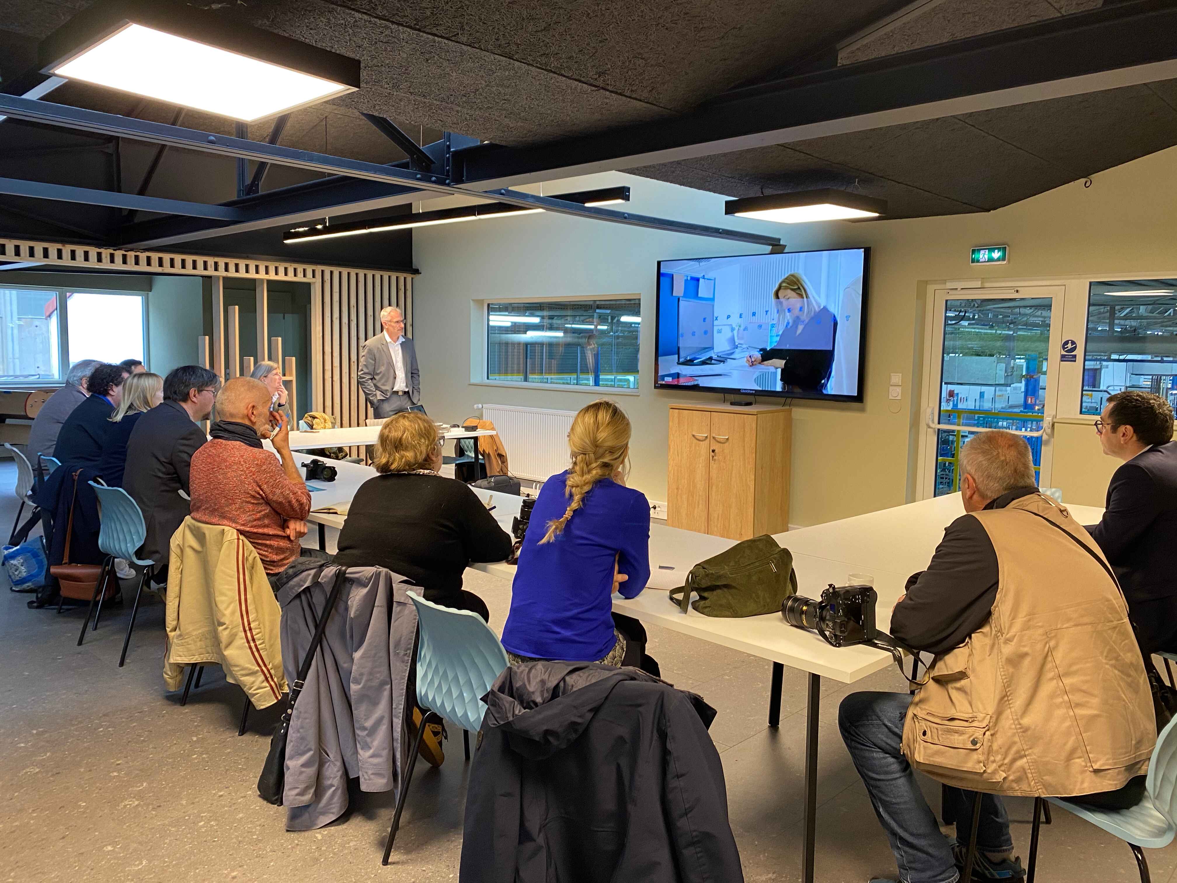 Réunion dans le nouveau centre de formation du centre de production SNM
