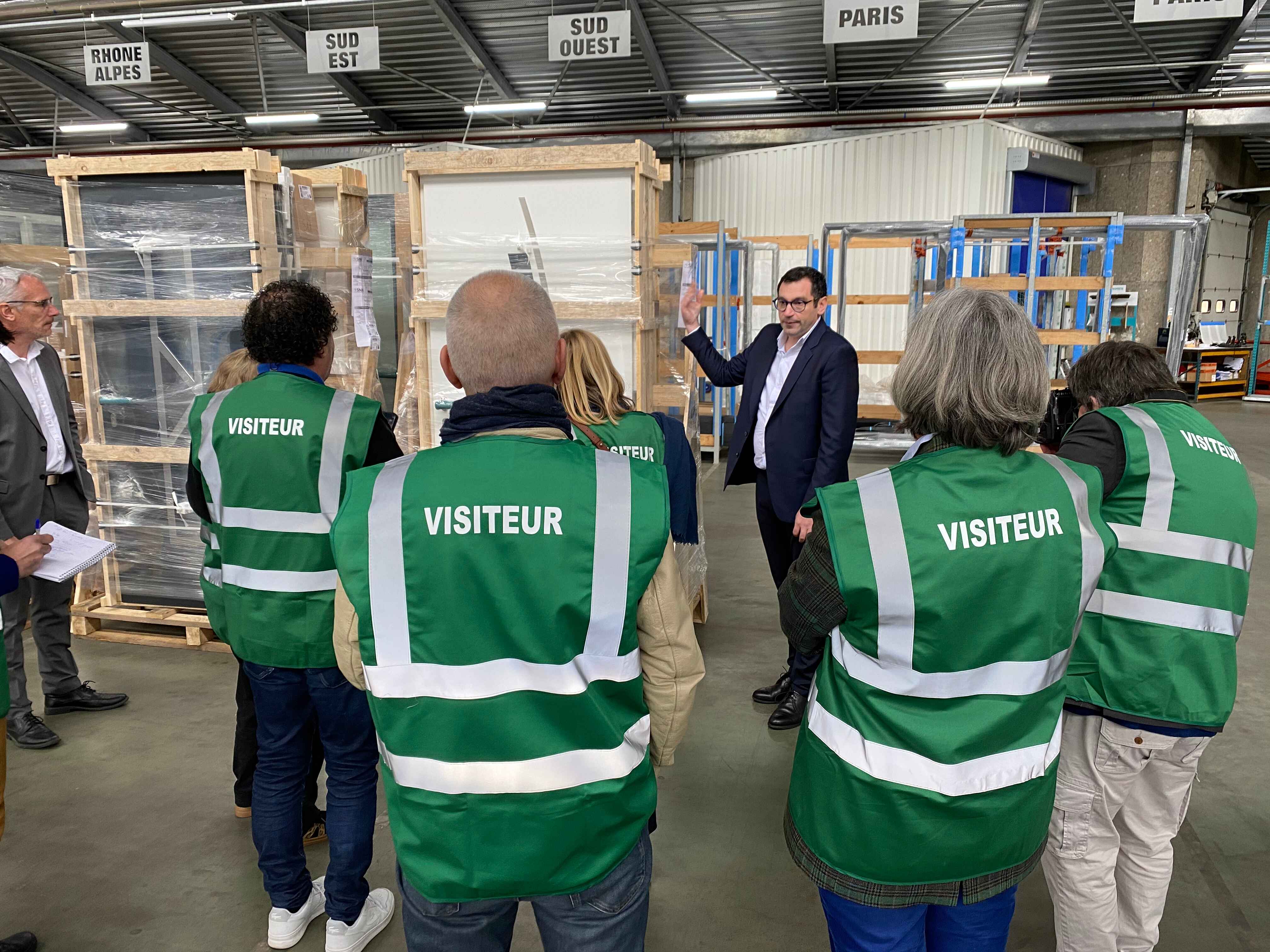 Journalistes qui visitent l'usine SNM