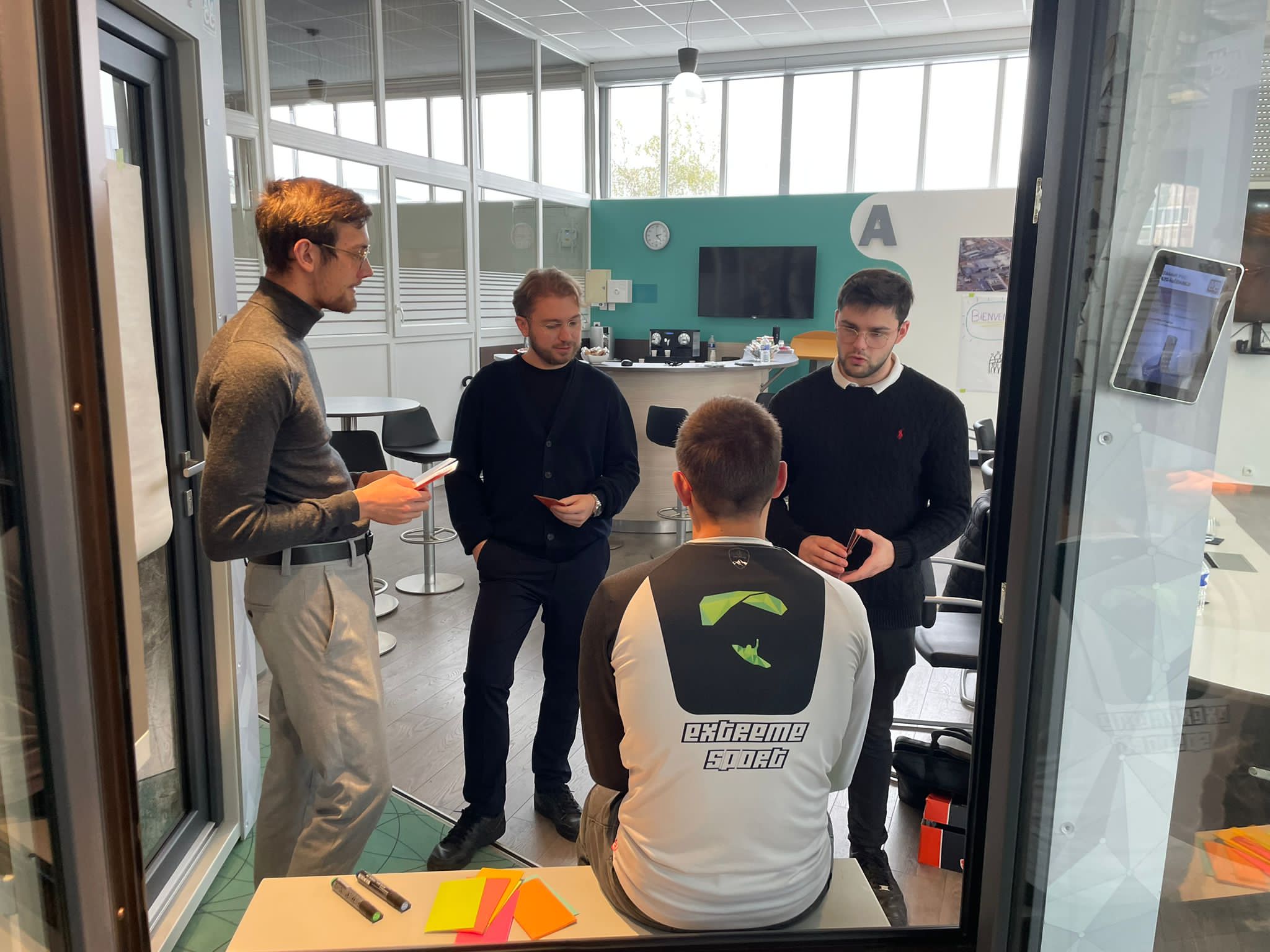 Photo d'un groupe d'alternant pendant une activité lors du séminaire des alternants de 2024